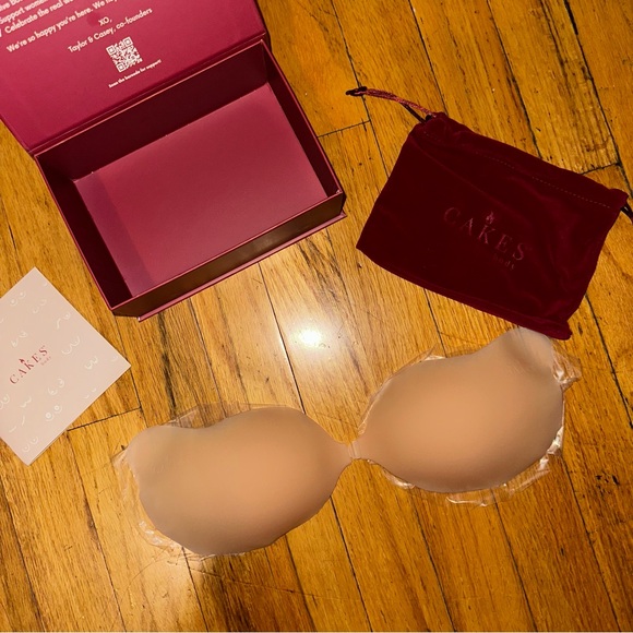 Cakes Adhesive Cleavage Bra NIB - Picture 4 of 6